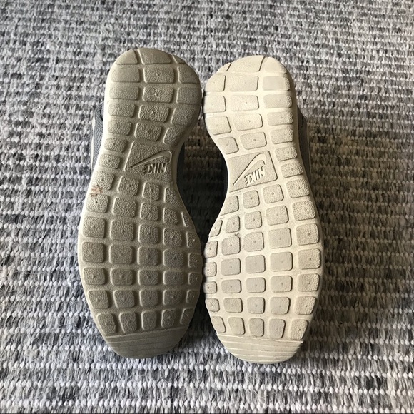 Nike Roche Run sneakers in Gray & pink - Picture 7 of 10